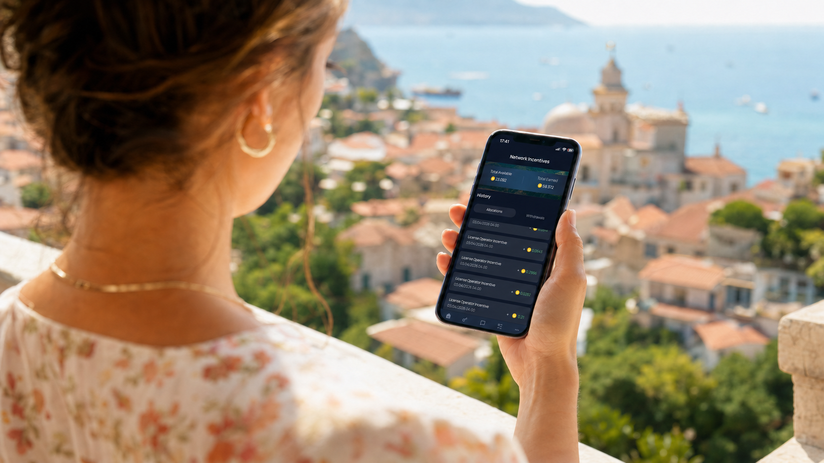 Une personne consulte l’application Unetwork sur son téléphone
